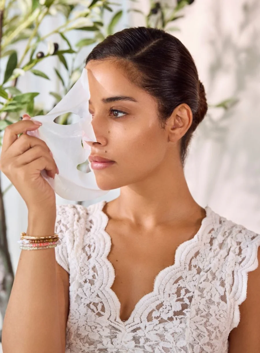 Bex Beauty Royal Jelly & Honey Mask – in use